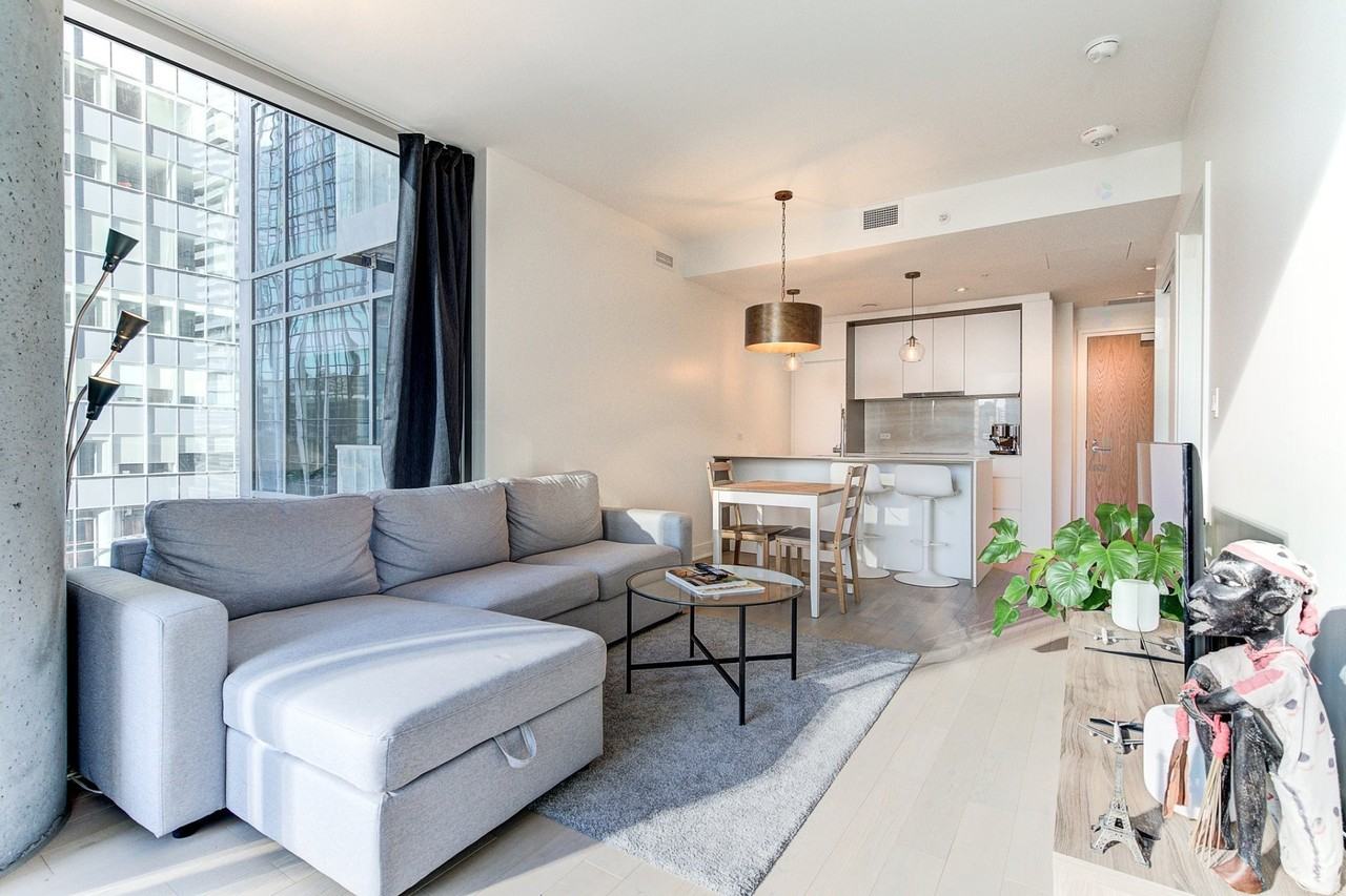 1020 Rue De La Montagne - Photo 5 of 43
