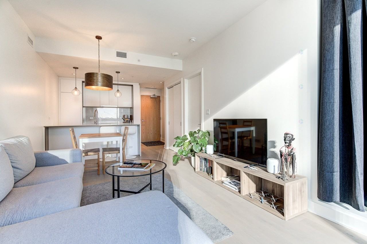 1020 Rue De La Montagne - Photo 6 of 43