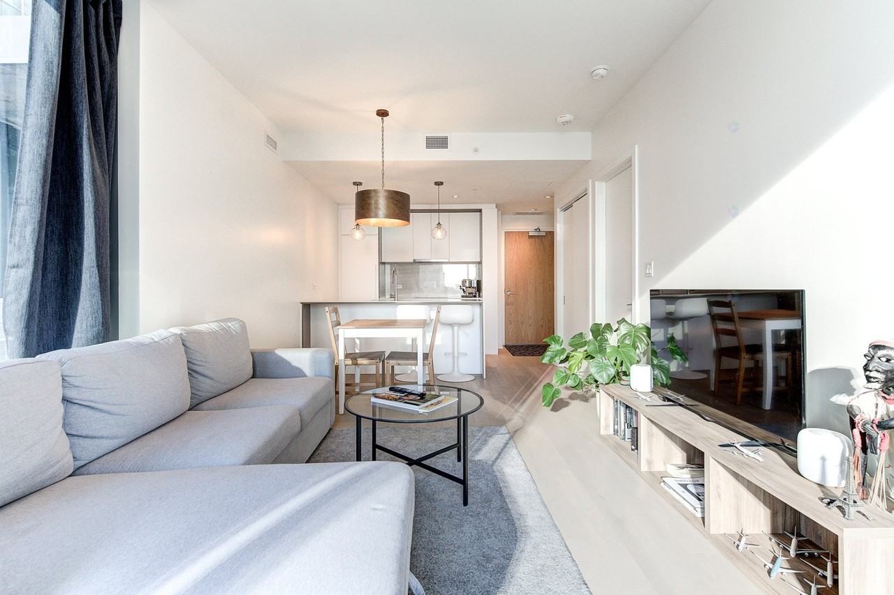 1020 Rue De La Montagne - Photo 7 of 43