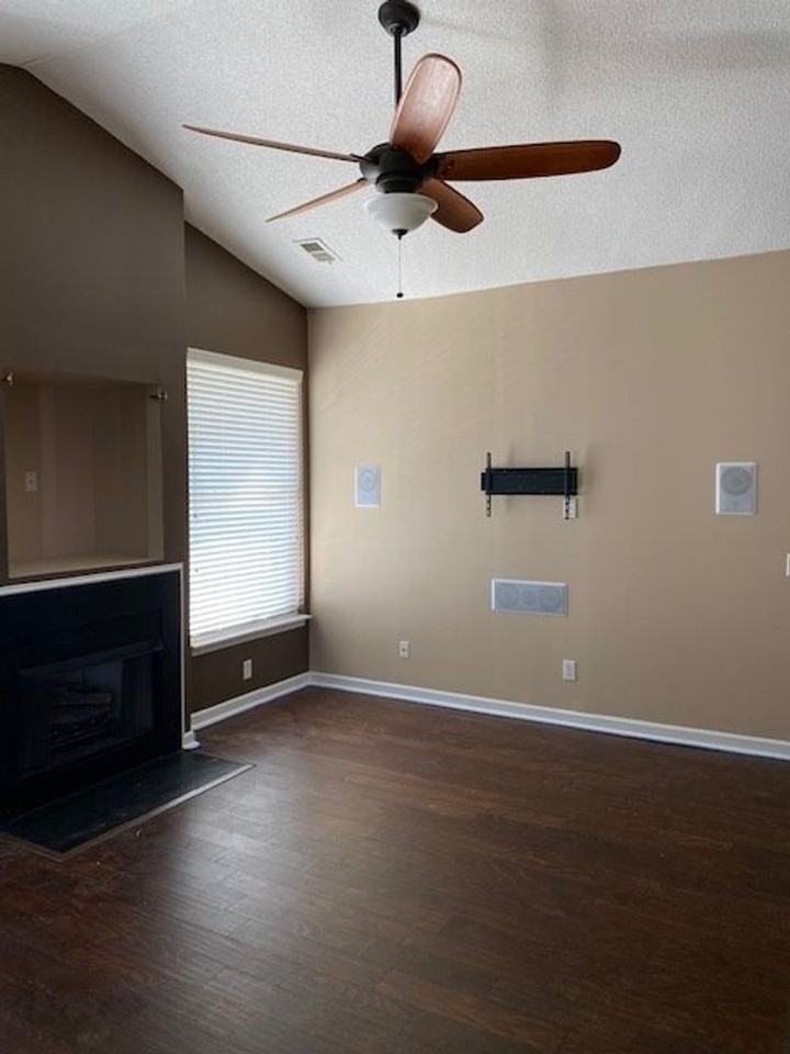 3015 Winston Dr - Photo 4 of 23