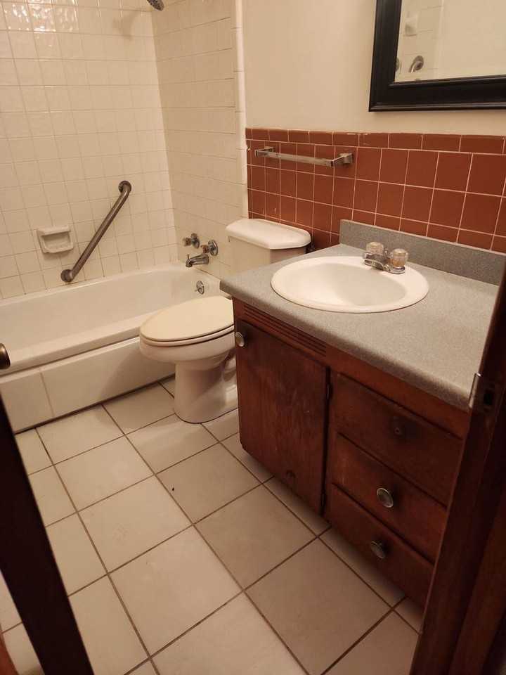 1216 Nw 84th St - Photo 5 of 24