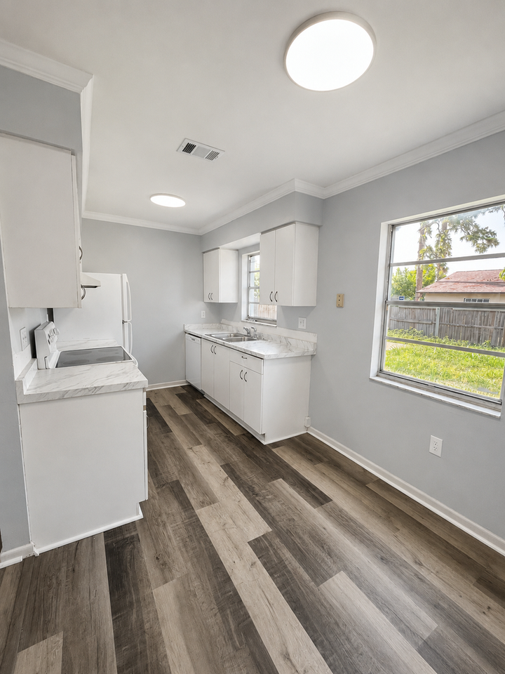 511 65th Avenue Dr W - Photo 4 of 9