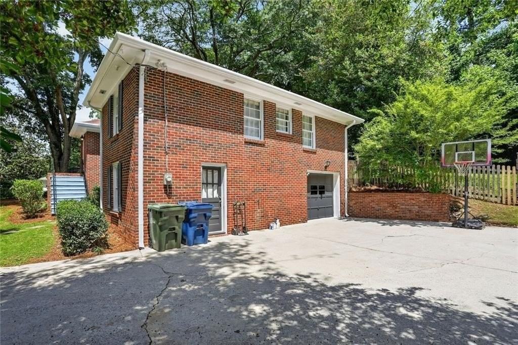 388 Lakemoore Dr Ne - Photo 2 of 31