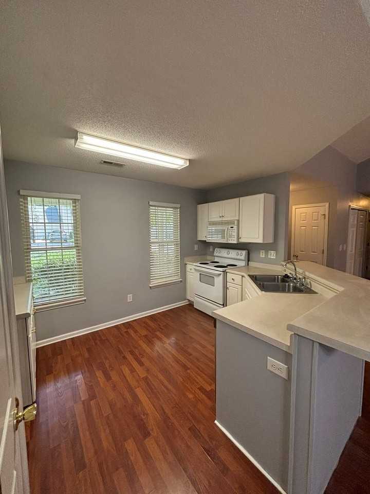 327 Springfield Cir - Photo 3 of 19