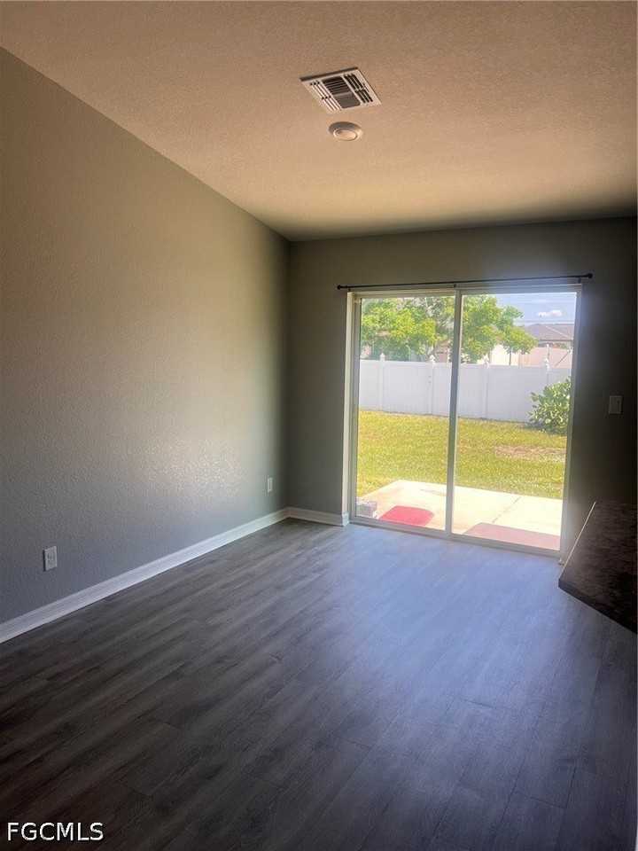 101 Nw 25th St - Photo 4 of 12