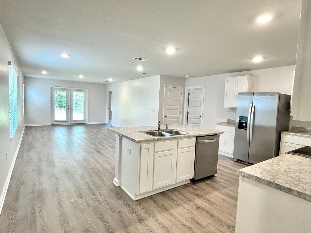 5386 Peach Dr - Photo 4 of 16