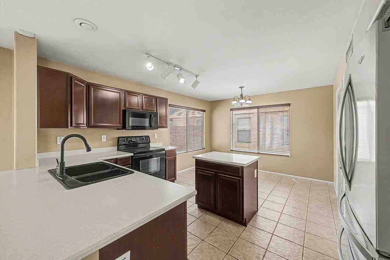 4809 W Valencia Dr - Photo 7 of 19