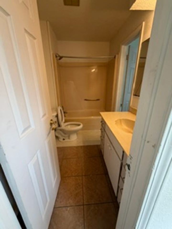 3348 Sw 23rd St - Photo 5 of 10