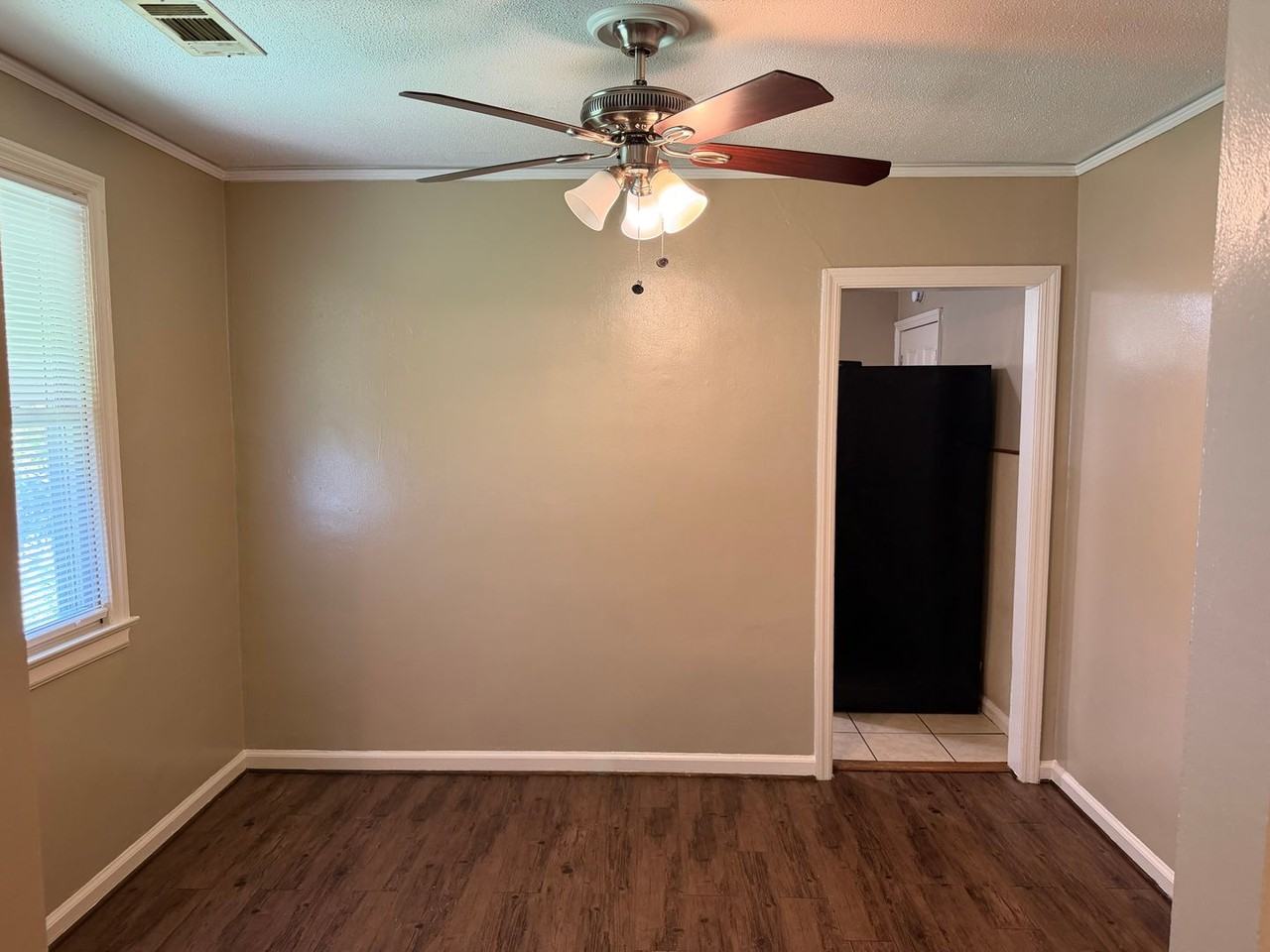 481 Harold St - Photo 3 of 10