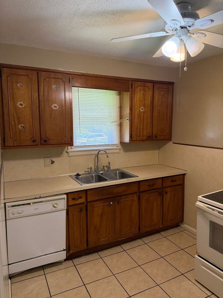 481 Harold St - Photo 4 of 10