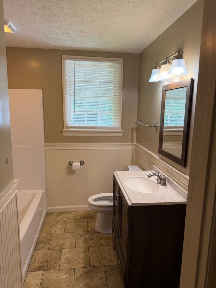 481 Harold St - Photo 7 of 10