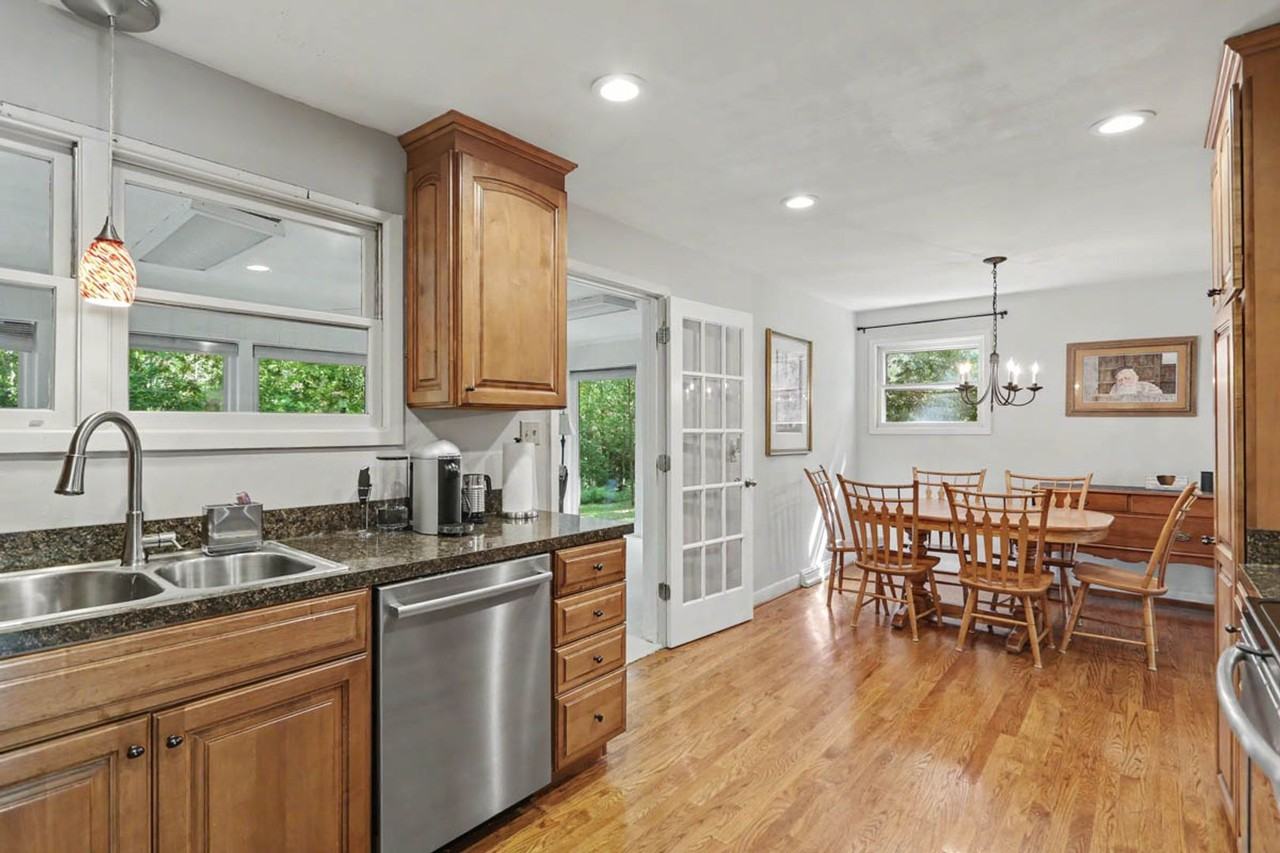 112 Holly Rd - Photo 4 of 14
