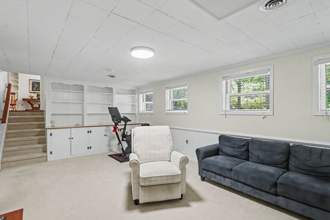 112 Holly Rd - Photo 6 of 14
