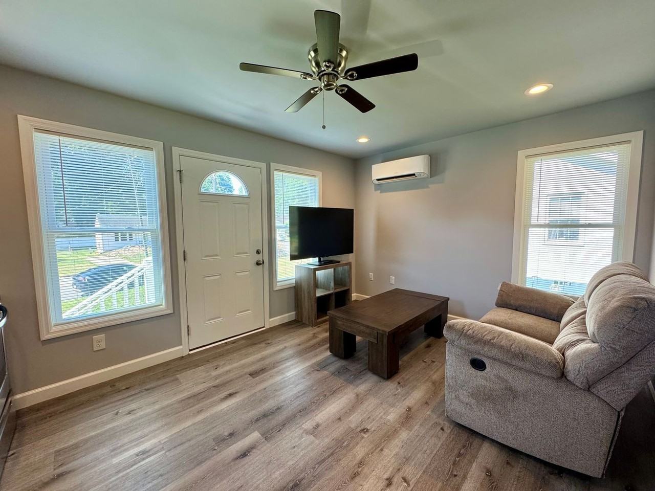 513 Pleasant St - Photo 3 of 9