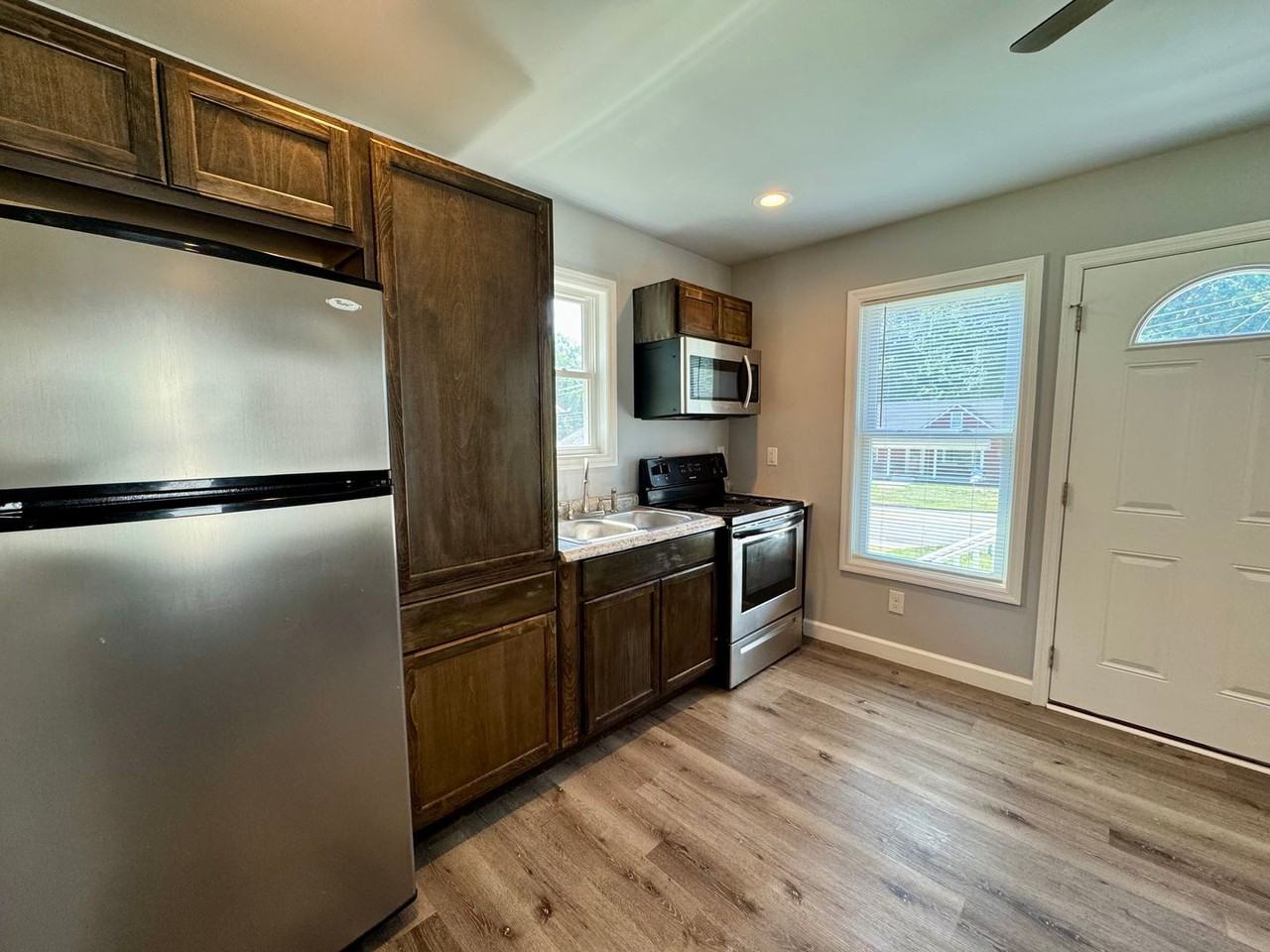 513 Pleasant St - Photo 4 of 9