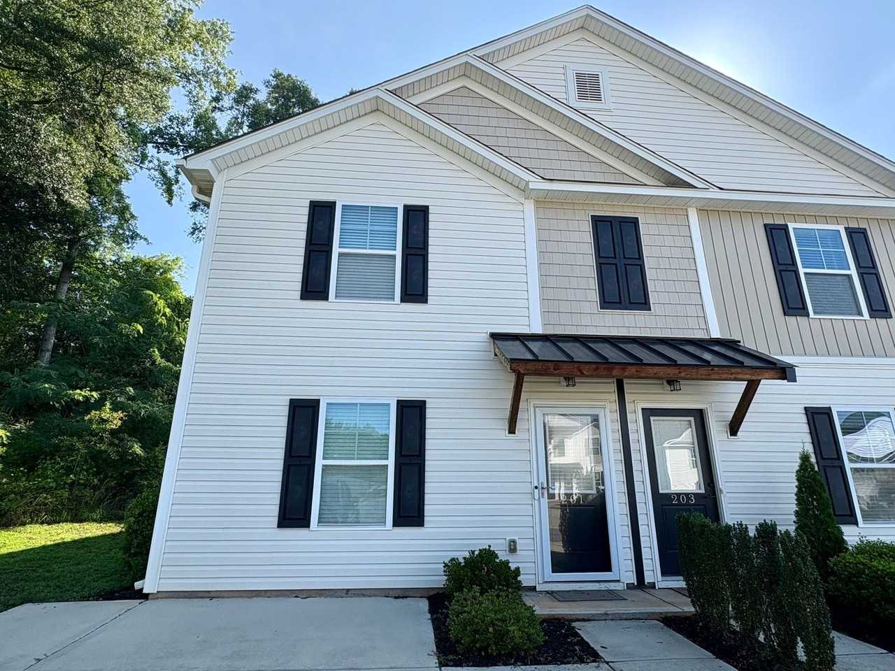 201 Royal Way - Photo 2 of 34