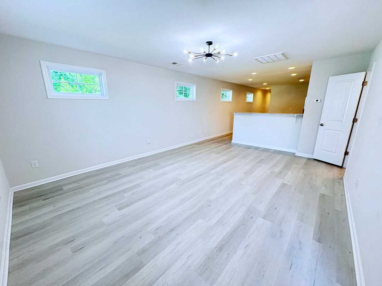 201 Royal Way - Photo 3 of 34