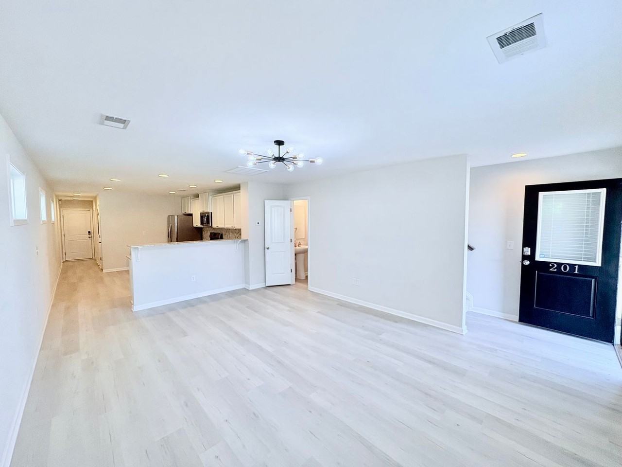 201 Royal Way - Photo 4 of 34