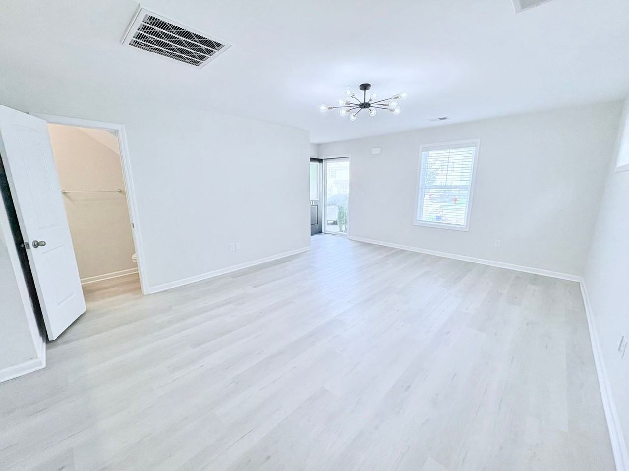 201 Royal Way - Photo 5 of 34