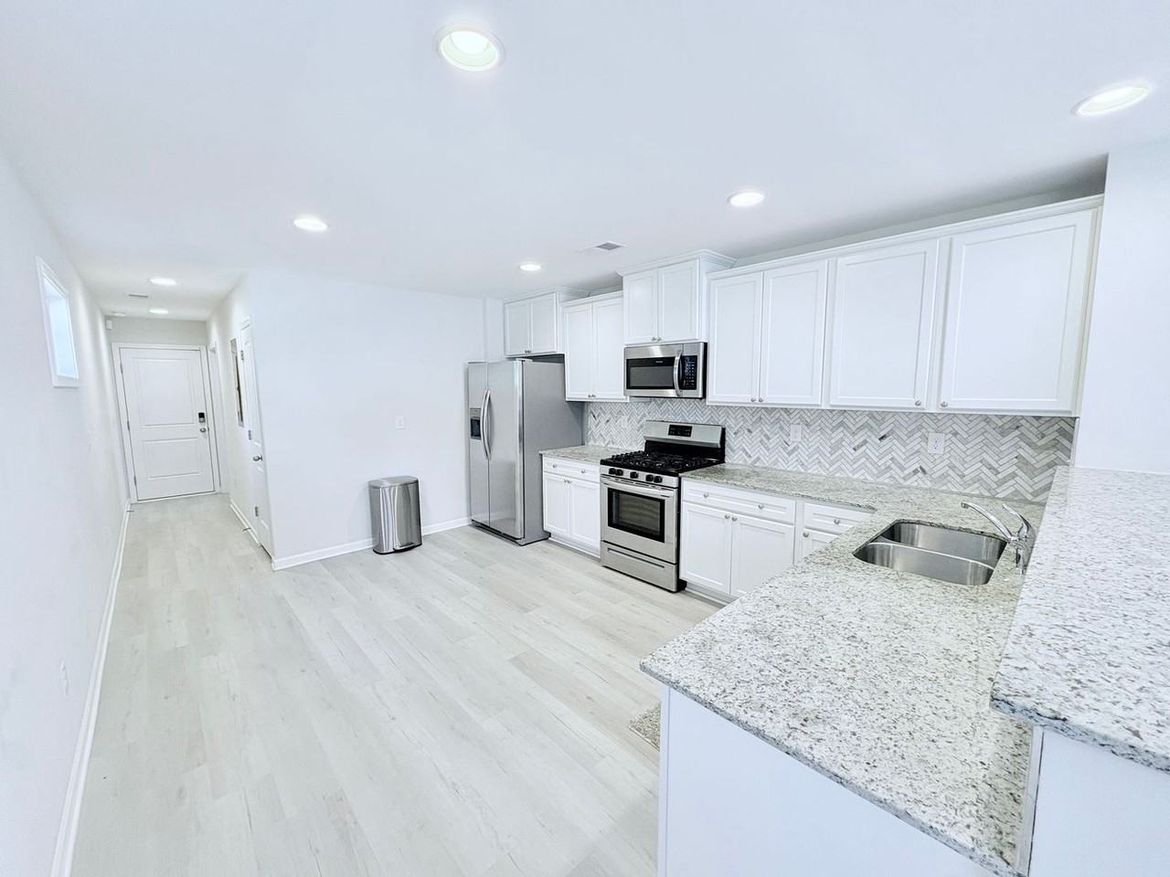 201 Royal Way - Photo 6 of 34