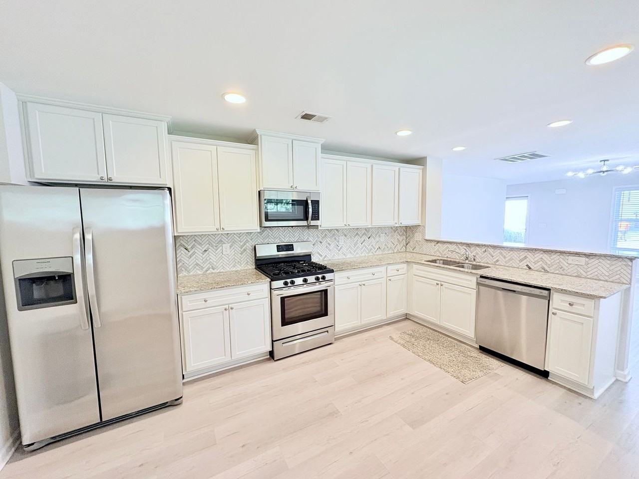 201 Royal Way - Photo 7 of 34