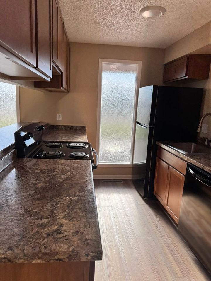 2400 Pattison Ave - Photo 4 of 12