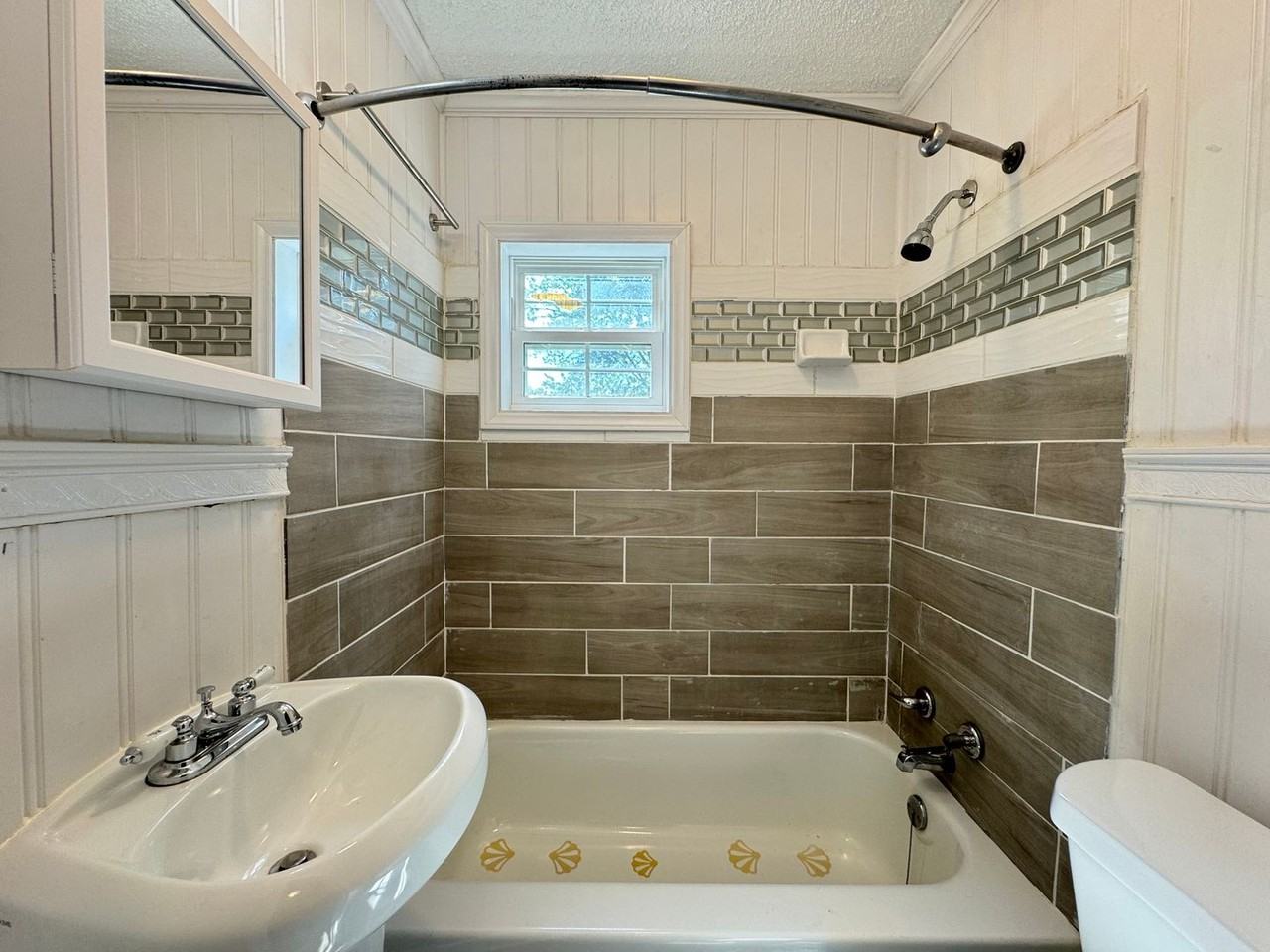 412 W Atlantic St - Photo 5 of 8