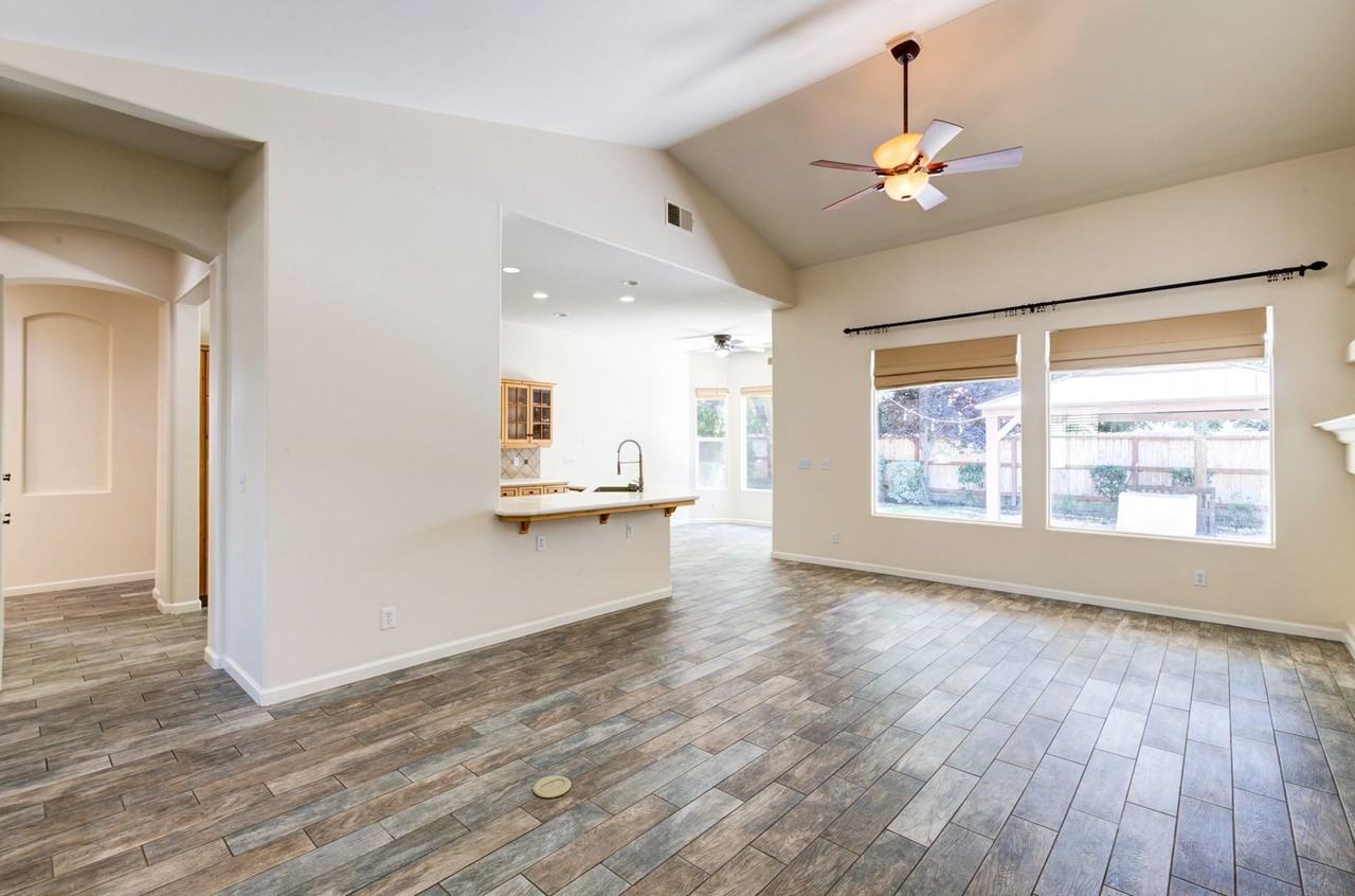 2418 Warner Ave - Photo 5 of 24