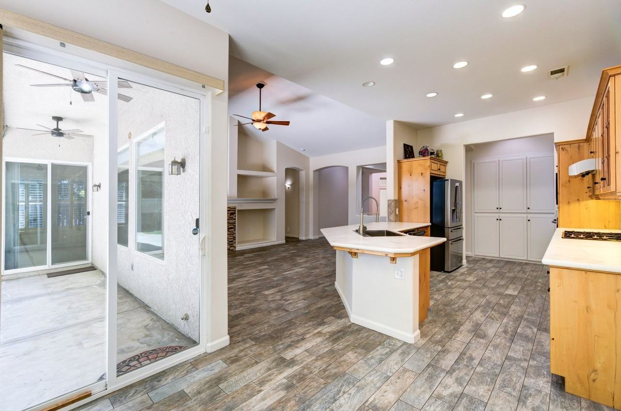2418 Warner Ave - Photo 7 of 24