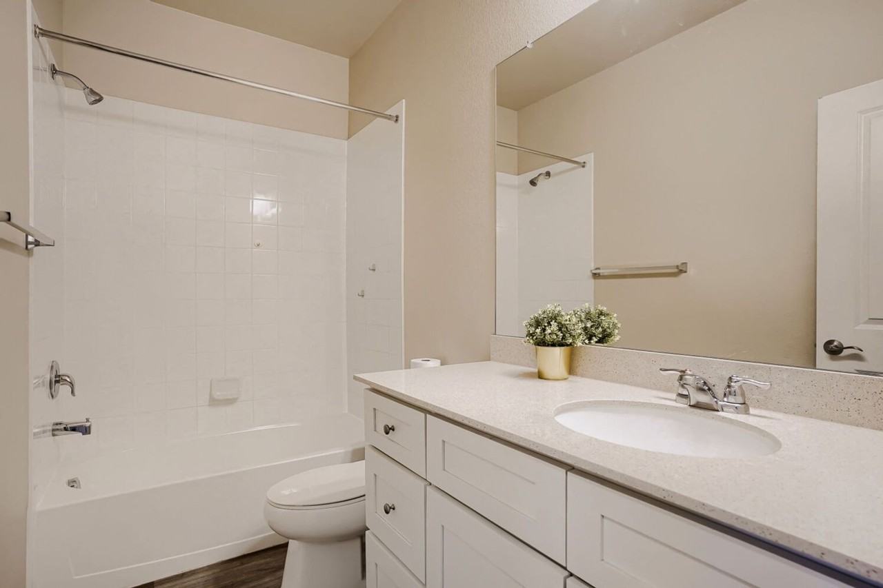 1909 S Poplar Ct - Photo 2 of 30