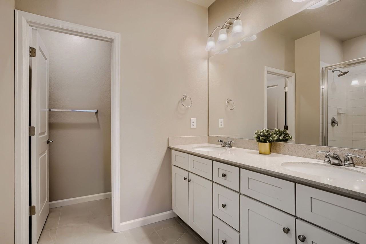 1909 S Poplar Ct - Photo 7 of 30