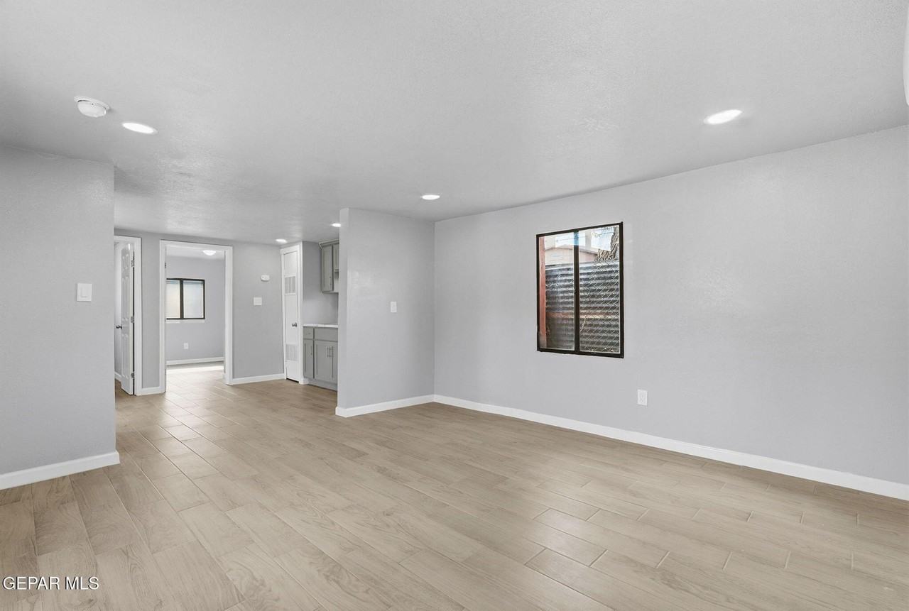 593 Myra St - Photo 6 of 23