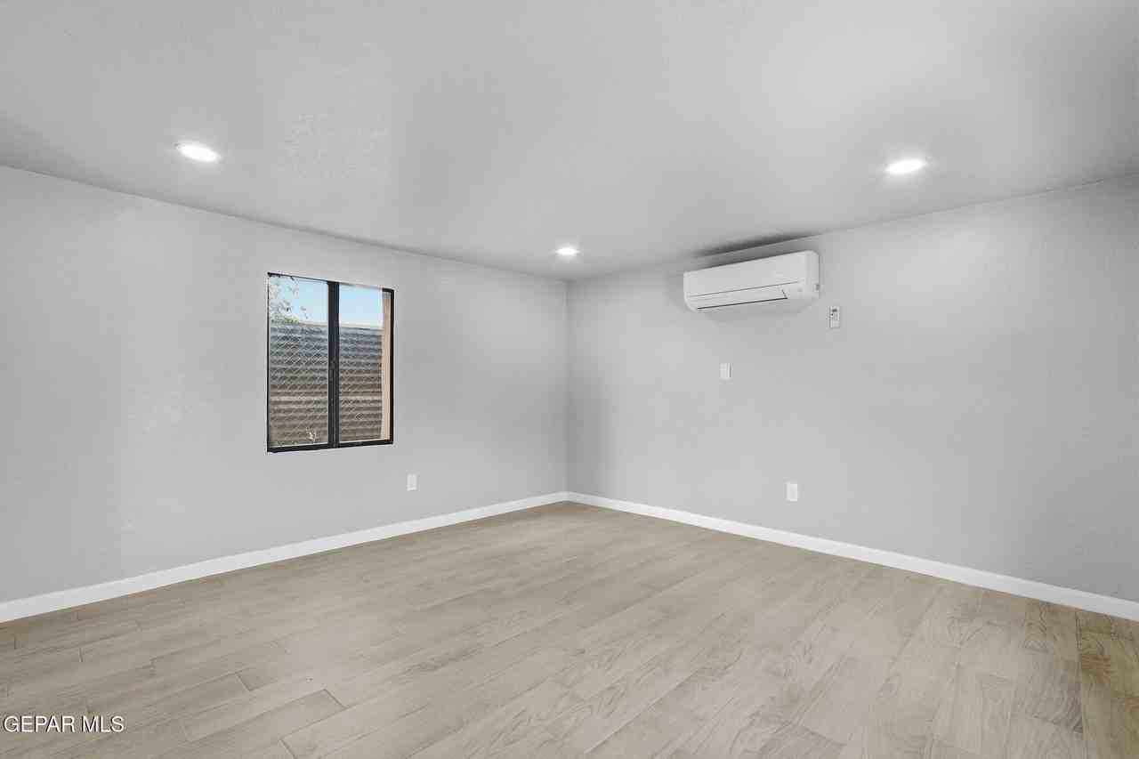 593 Myra St - Photo 7 of 23