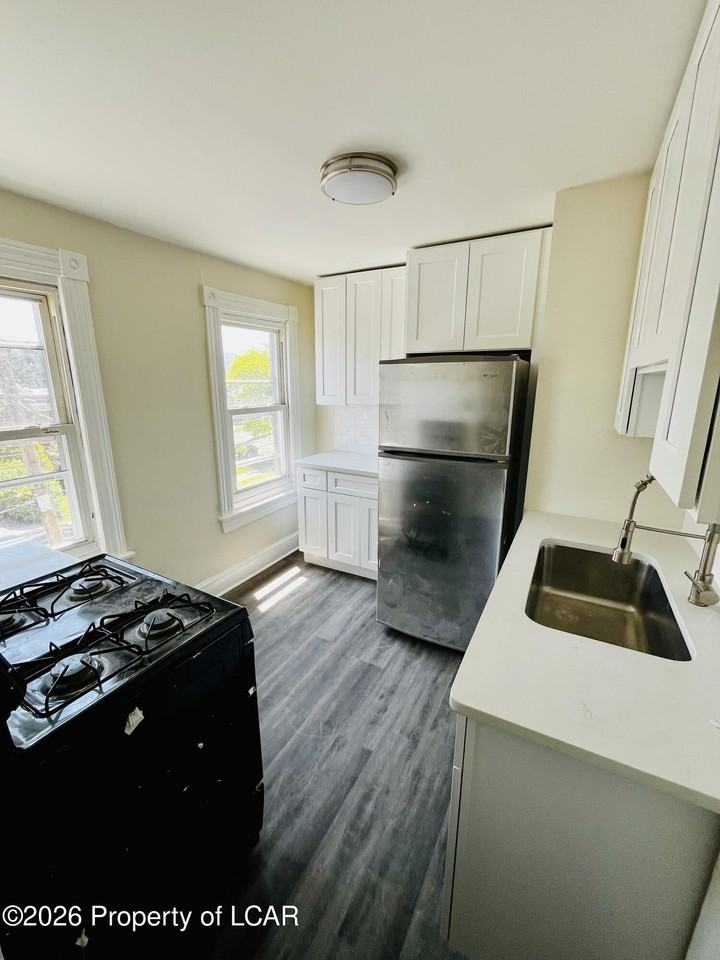 422 N Main St - Photo 4 of 7