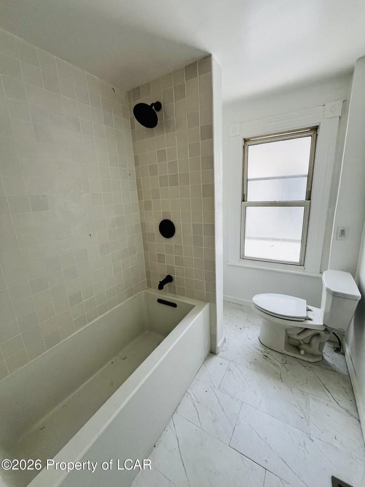 422 N Main St - Photo 5 of 7