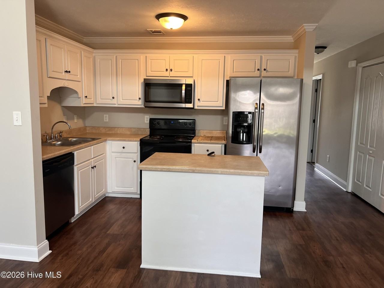 823 Bryan Cir - Photo 2 of 6