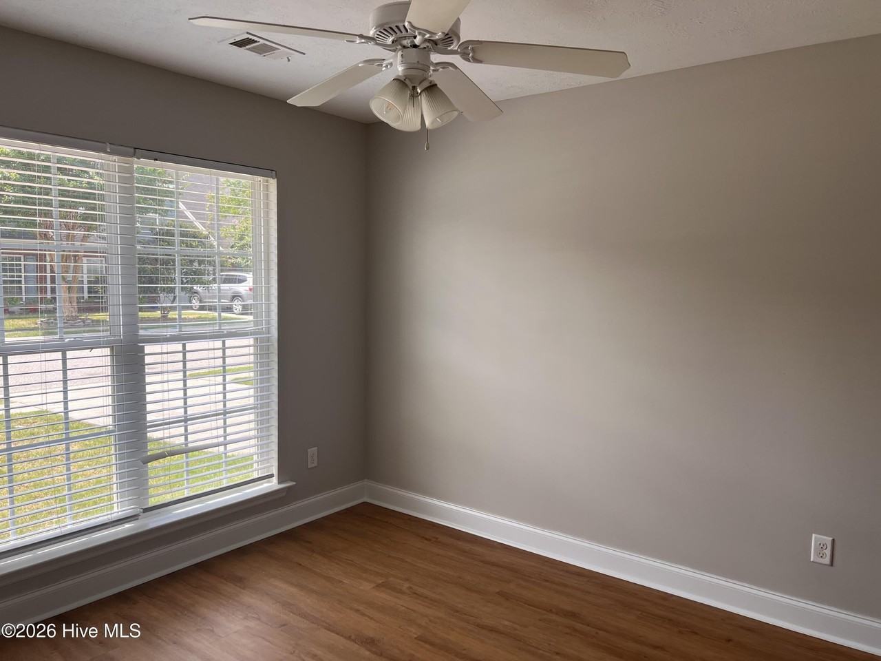 823 Bryan Cir - Photo 4 of 6