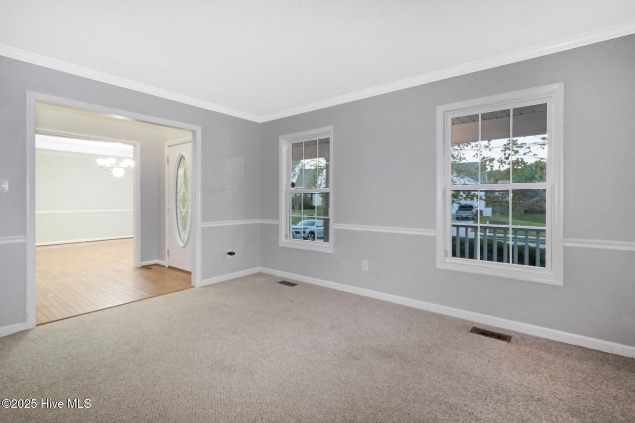 102 Huntington Ct - Photo 3 of 38