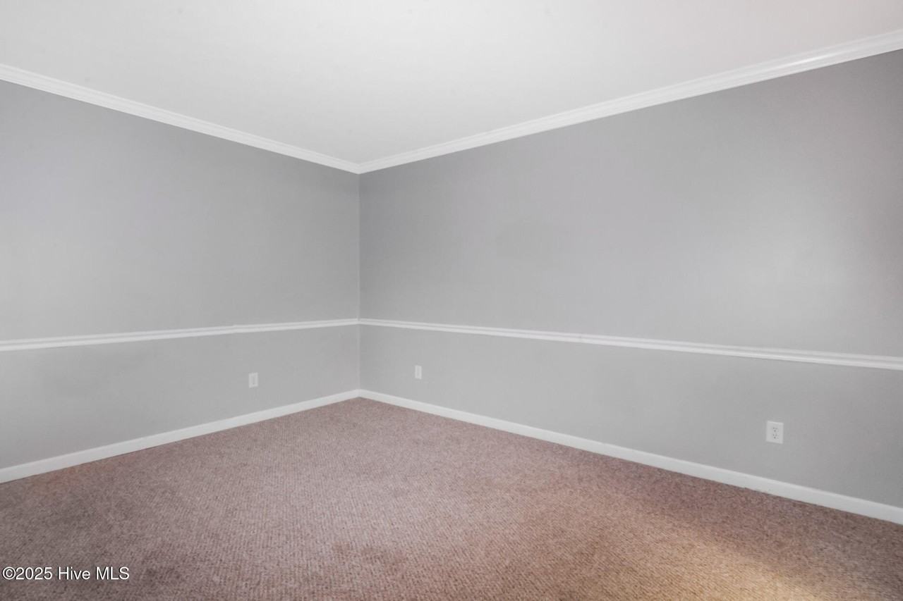 102 Huntington Ct - Photo 4 of 38