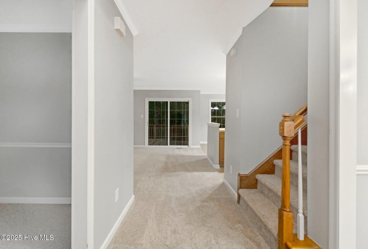 102 Huntington Ct - Photo 5 of 38