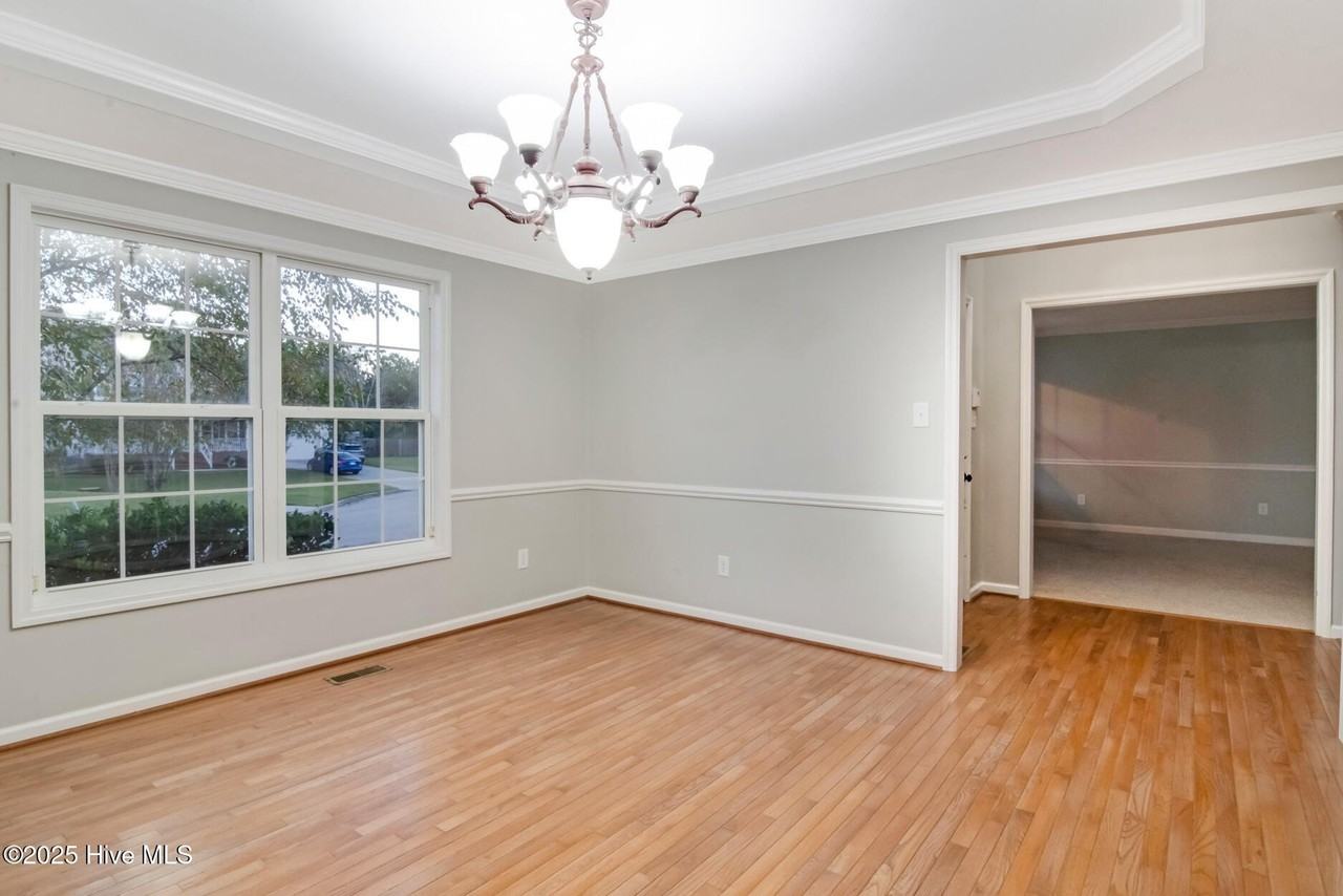 102 Huntington Ct - Photo 7 of 38
