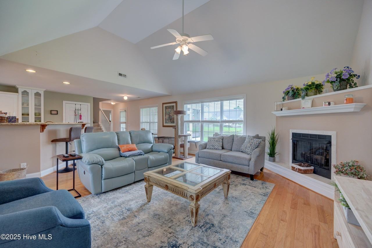1511 Edgefield Ct - Photo 3 of 20