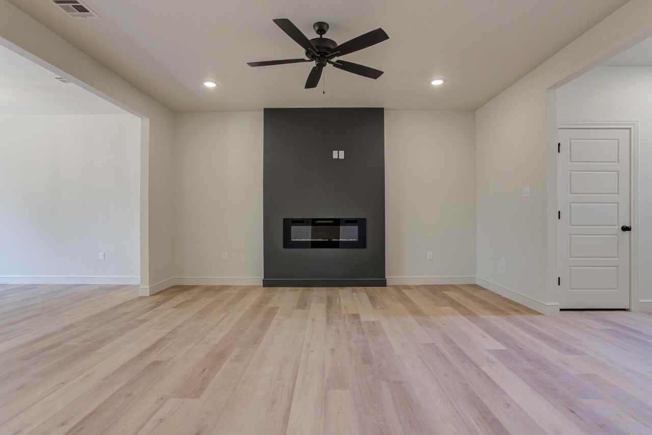 2405 Joliet Ave - Photo 4 of 20