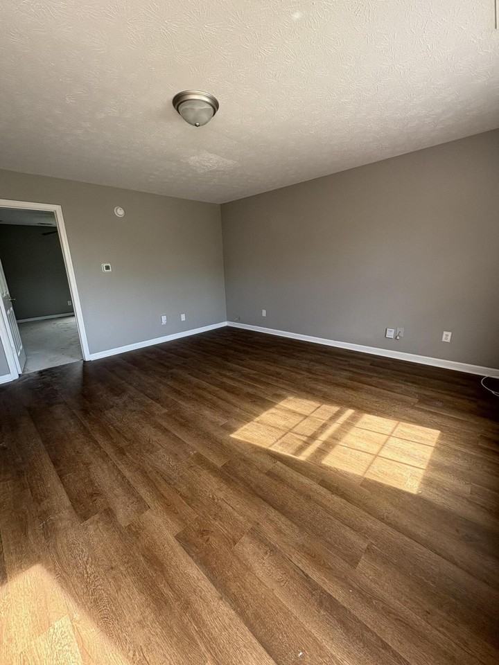 332 E Oak St - Photo 4 of 20