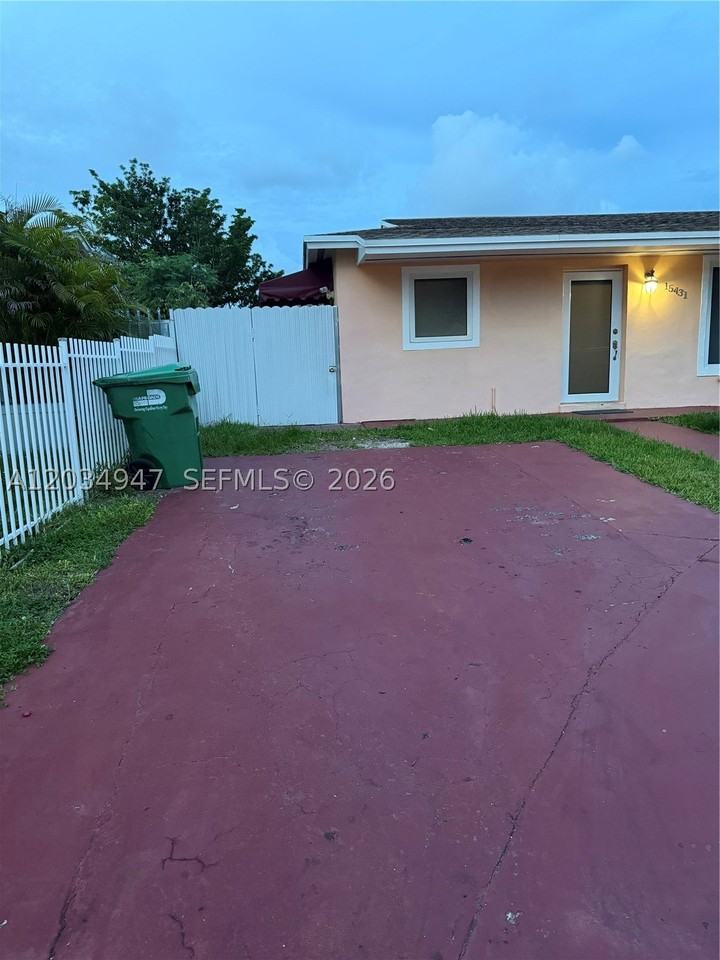 15431 Sw 101st Ave - Photo 2 of 12