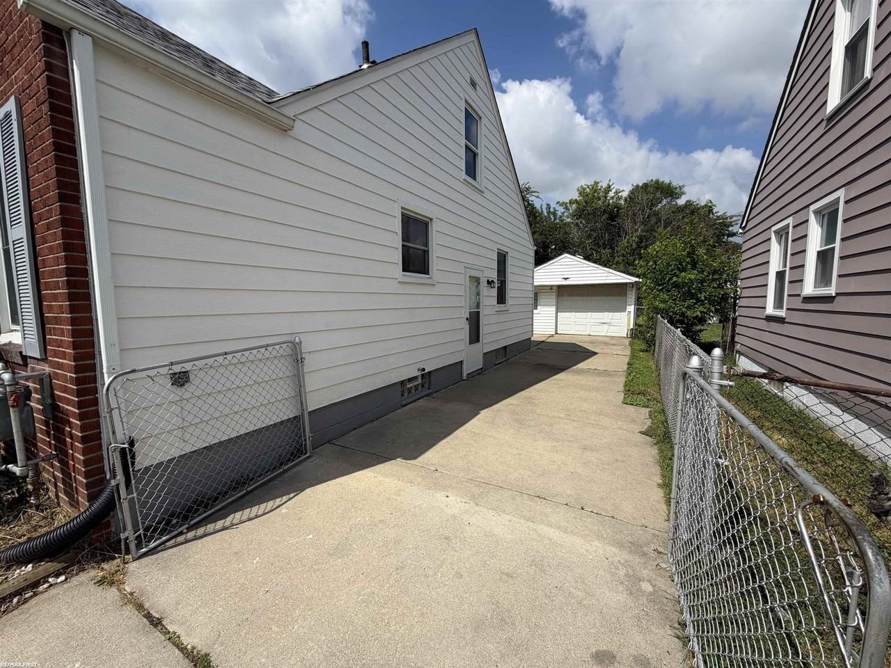 22829 Normandy Ave - Photo 3 of 35