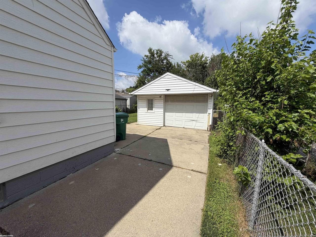 22829 Normandy Ave - Photo 5 of 35