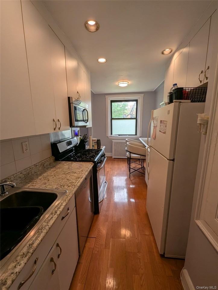 11 Greenridge Ave #D5 - Photo 2 of 11