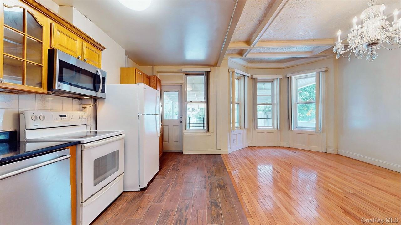 479 Irving Ave - Photo 4 of 28