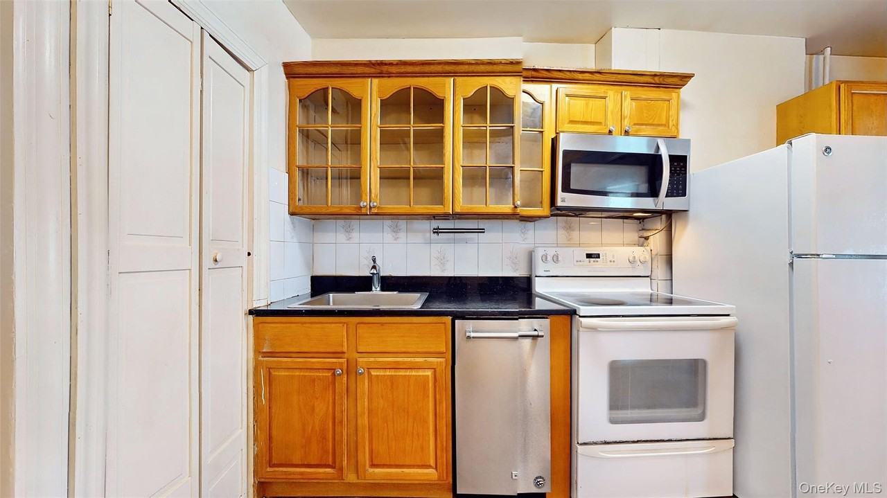 479 Irving Ave - Photo 5 of 28